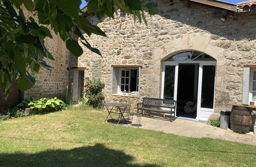 Desaignes House | Loft in the Château's sheepfold in a green setting