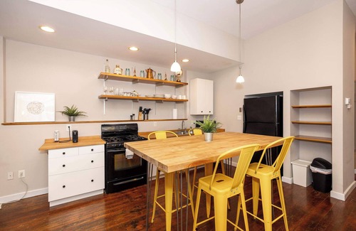 Pendleton Condo | Loft Life Pendleton 2 – Chic Downtown Condo for 4!