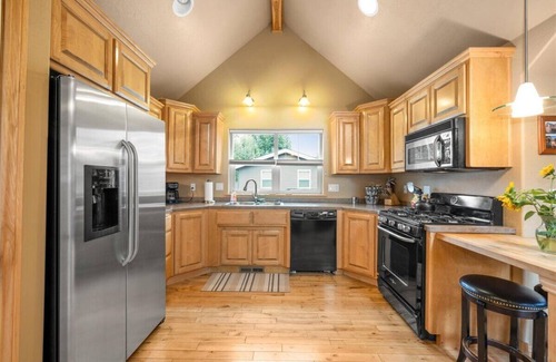 Fort Grounds Apartment | Loft-Walk to the Lake, College, Downtown, Centennial Trail and Park!