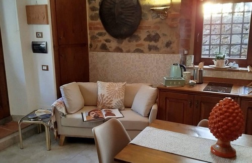 Radicofani Apartment | Loft with flowered courtyard in Val d'Orcia Radicofani