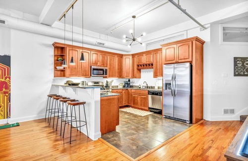 Gateway District Apartment | Lofts on E4th | Walk to Sports | 2Kings + Sleeps 8