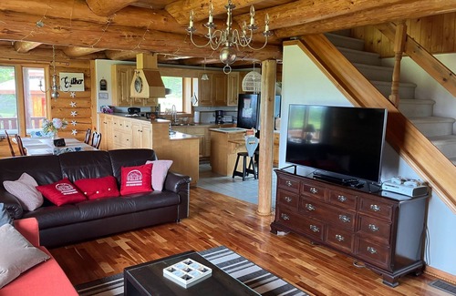 Cable Head East Cottage | Log Beach House by the Ocean