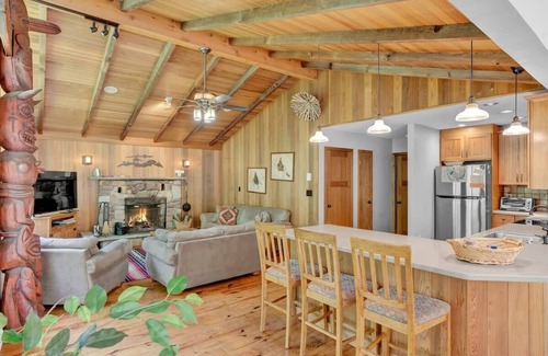 Gouldsboro Cabin | Log Cabin | King Beds | Lake Access