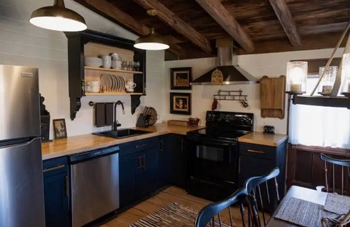 Hendersonville Cabin | Log Cabin owned by Johnny Cash approx. 30 mins to downtown Nashville. Sleeps 6