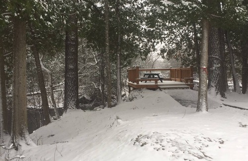 North Frontenac Cabin | Log Cabin Retreat on Mississippi River, hot tub, sleeps 6
