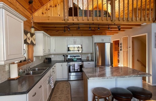 Florence Cabin | Log Cabin style lake house on Sea Lion Lake