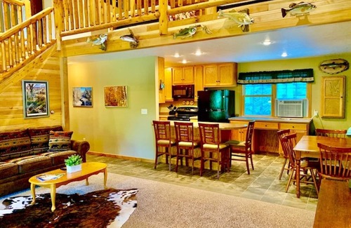 Lansing Cabin | Log Cabin/w hot tub, outdoor pool & pool table