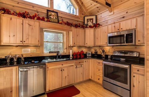 Black Mountain Cabin | LOG HOME - NEXT TO CREEK/FIREPLACE/HOT TUB/HIKING TRAILS/PET FRIENDLY