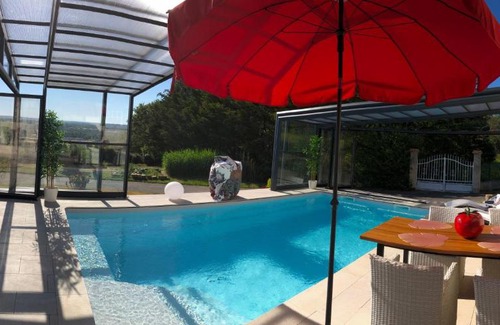 Estivareilles Apartment | logement avec piscine couverte chauffée d'avril à octobre et spa privatifs, vue