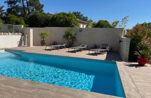 Euzet-les-Bains Apartment | Logement avec piscine et parking