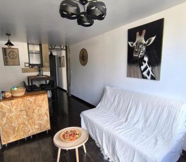 Essert Apartment | Logement avec salle cinéma