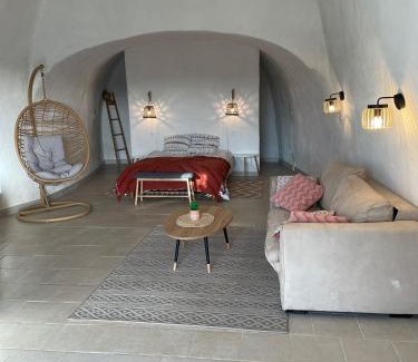Naveil House | Logement troglodyte tout confort 42 min tgv Paris