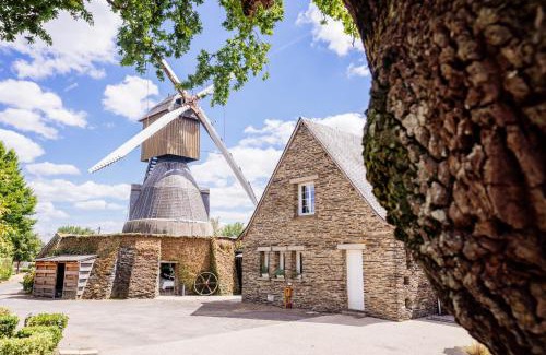 Avrille Hotel | Logis Domaine du Moulin Cavier