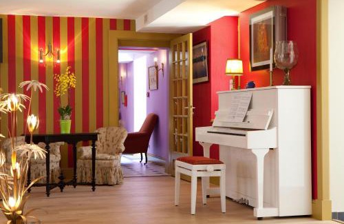 Oucques Hotel | Logis hôtel Ô en Couleur