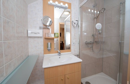 Celles-sur-Plaine Hotel | Logis Hôtel & Restaurant des Lacs