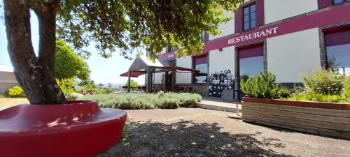 Saint-Remy-de-Blot Hotel | Logis hôtels Auberge du Château