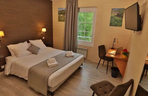 Salles-la-Source Hotel | LOGIS HOTEL - L'HÔTEL DES BAINS