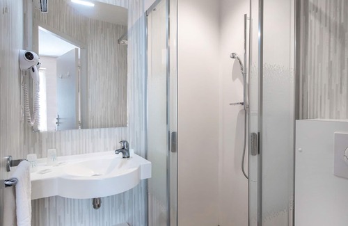 Salles-la-Source Hotel | LOGIS HOTEL - L'HÔTEL DES BAINS