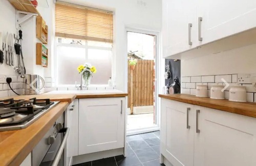 Woodberry Down Apartment | London bright flat+open fireplace+garden+staycation+wfh fast wifi