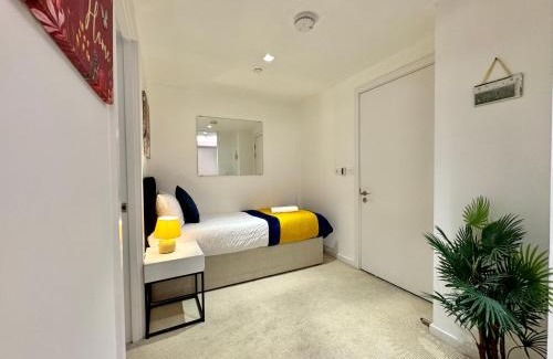 Canning Town South Apartment | London Excel Cosy Apartment with Balcony & River View close to O2 Arena, Cable Car, City Hall