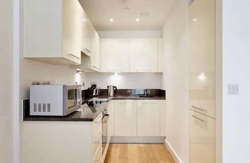 Slough Condo | London in 15 mins - 15 mins to Heathrow Airport