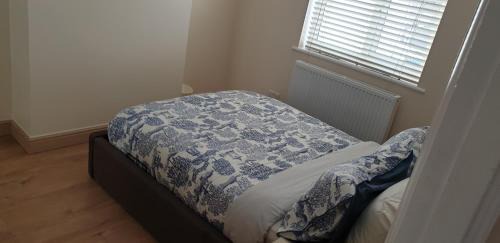Clayhall Apartment | London Luxury 3 bedroom 2 bathrooms flat 1 min to Redbridge Station FREE parking & WIFI