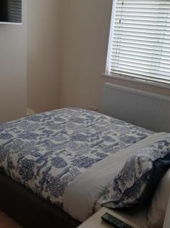 Clayhall Apartment | London Luxury 3 bedroom 2 bathrooms flat 1 min to Redbridge Station FREE parking & WIFI
