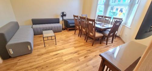 Valentines Apartment | London Luxury 3 bedroom flat, 2 bathrooms, Living Room, free parking, 4 mins to station, garden