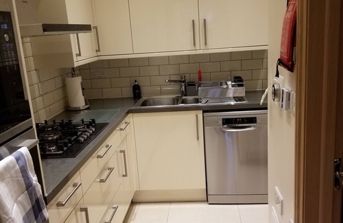 Cranbrook Apartment | London Luxury Studio Flat #3 Rose Apartment 1 minute from Underground Sleeps 2