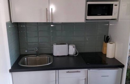 Hillrise Apartment | London quality budget studio with private bathroom/kitchen