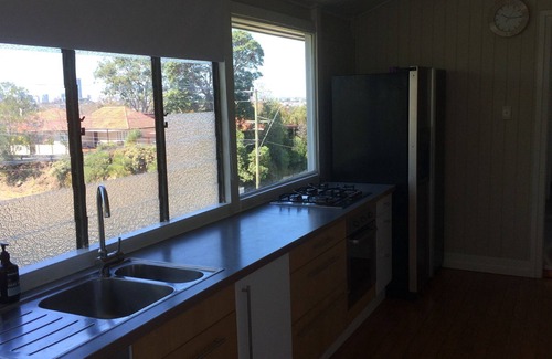 Enoggera House | Lone Pine Lodge - great for business, family, pets