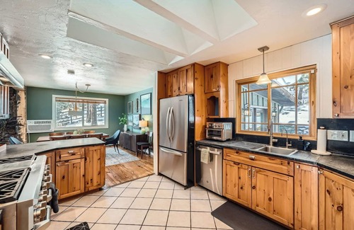 North Central Evergreen House | Lone Spruce Lodge- Mountain Tranquility with City Convenience in Evergreen