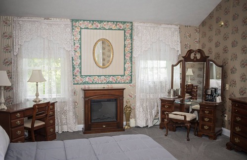 Town of Reading Bed & Breakfast | Long House Manor B And B