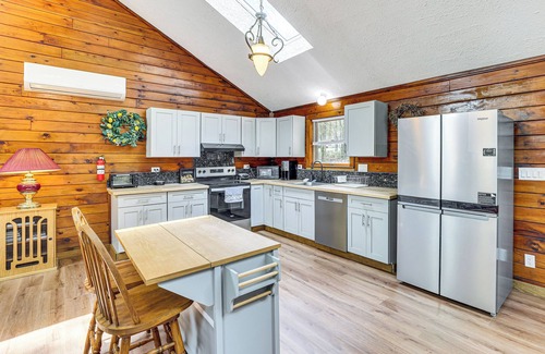Long Pond Cabin | Long Pond Log Cabin w/Hot Tub Soaks & Outdoor Fun