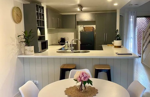 Labrador House | Long stay - townhouse with fully enclosed yard. Close to Surfers shops