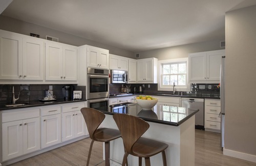 St. Helena House | Long term rental.serenity found off of iconic Zinfandel Lane!