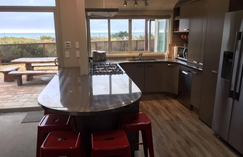 Waikanae House | LONGSHORE: Absolute beachfront, spa pool, tennis court, swimming pool and more!