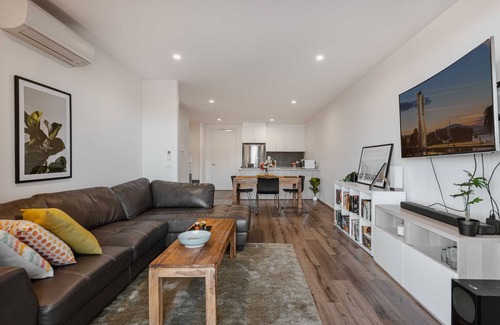 Braddon Apartment | Lonsdale St 1-Bed Unit with Study Area and Parking