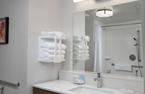 Tigard House | Look No Further! 3 Classy Units, Indoor Pool, Free Parking and Breakfast