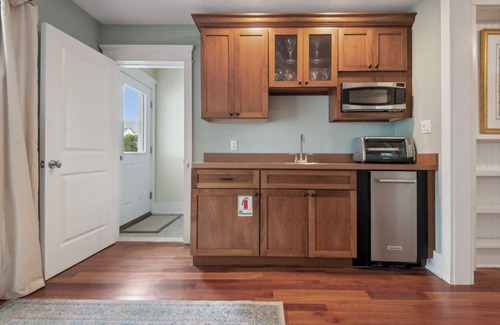 Avalon House | LOOK NO FURTHER! 3 level home, LARGE POOL & MINI GOLF PUTTING GREEN!