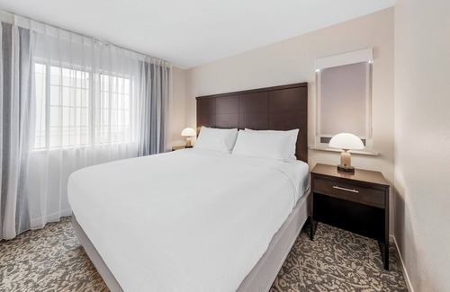 Chatsworth Hotel | Look No More! Three Family-friendly Suites with Kitchens, Pool, Free Breakfast!