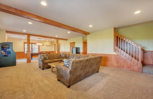 Lake Harmony Estates Ski Chalet | Look Out Lodge, Near JFBB & Jim Thorpe with Spectacular Lake and Mountain Views!