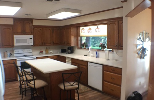 StarCrest Estates House | Looking for a QUIET lakeside getaway?