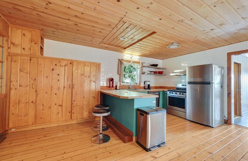 Traverse City House | Loons Landing - Relax on the lake, your perfect Traverse City retreat.