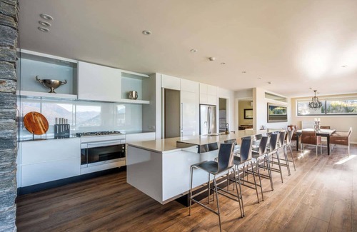 Fernhill Apartment | Lordens 1- Free Parking, Hot Tub, AC, Fireplace
