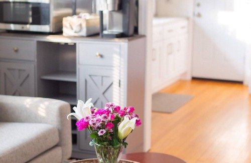 Stratford House | Lordship Charmer HAS IT ALL! Comfortable stay, accessible, family friendly!
