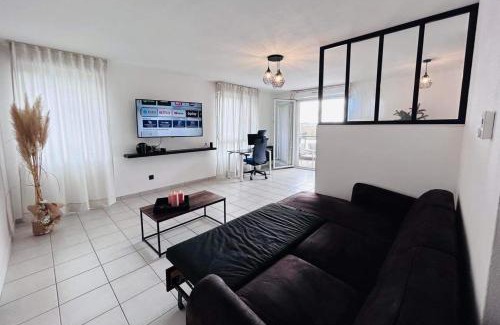 Lormont Apartment | Lormont City, proche Bordeaux, piscine et parking