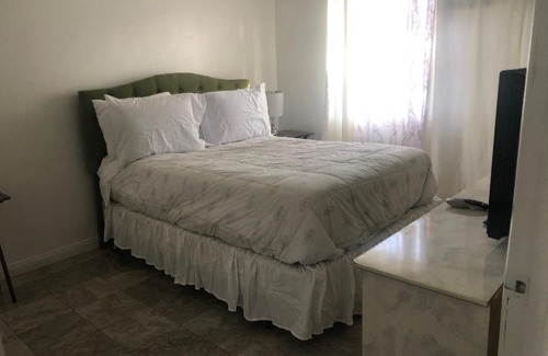 Granada Hills North House | Los Angeles 6 bedrooms 3 bathrooms pool