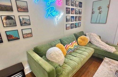 Wilshire House | Los Angeles charming big house, king bed, parking, EV