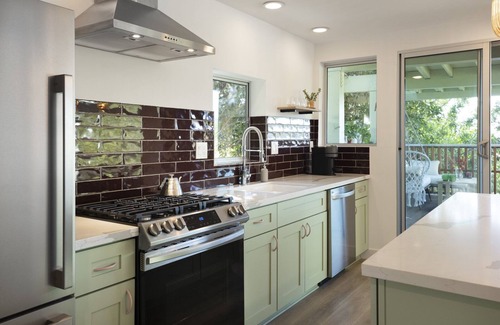 Los Feliz Apartment | Los Feliz Luxury Apartment in Hills - Large Private Deck & Parking